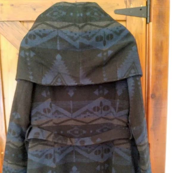 Aztec Pattern Coat - Picture 12 of 13